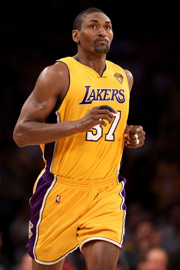 师徒重聚，阿隆索与维尔茨赛后拥抱致意，后者赠出比赛球衣（师徒再会，阿隆索赛后与维尔茨相拥，维尔茨赠球衣致意）