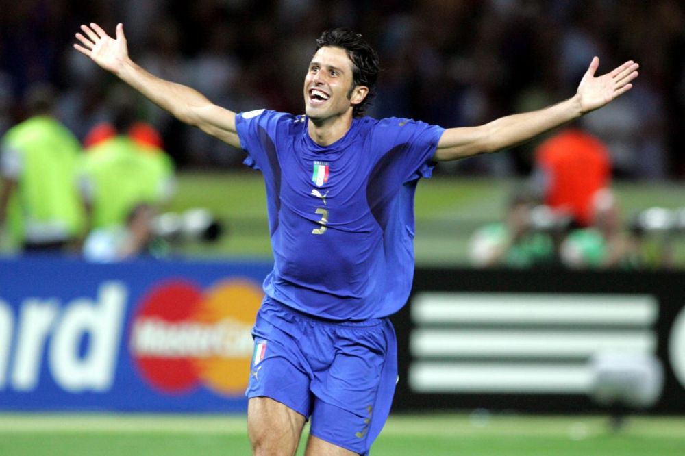 吉鲁帽子戏法助阿森纳3-0胜奥林匹亚科斯晋级欧冠16强（吉鲁戴帽，阿森纳3-0击败奥林匹亚科斯，挺进欧冠16强）