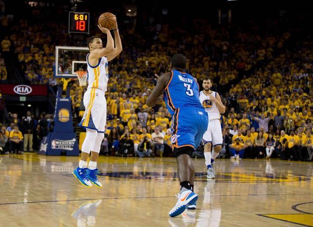 曼城豪取连胜继续领跑（曼城连战连捷稳居榜首）