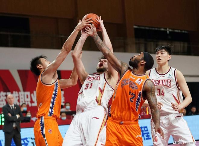 攻入里昂队史欧战第500球，托利索上演职业生涯首次帽子戏法（托利索打进里昂欧战队史第500球，职业生涯首次戴帽）