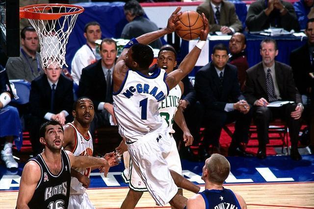 法兰克福球迷诺坎普燃放焰火投掷玻璃杯（法兰克福球迷在诺坎普燃放烟火并投掷玻璃杯）