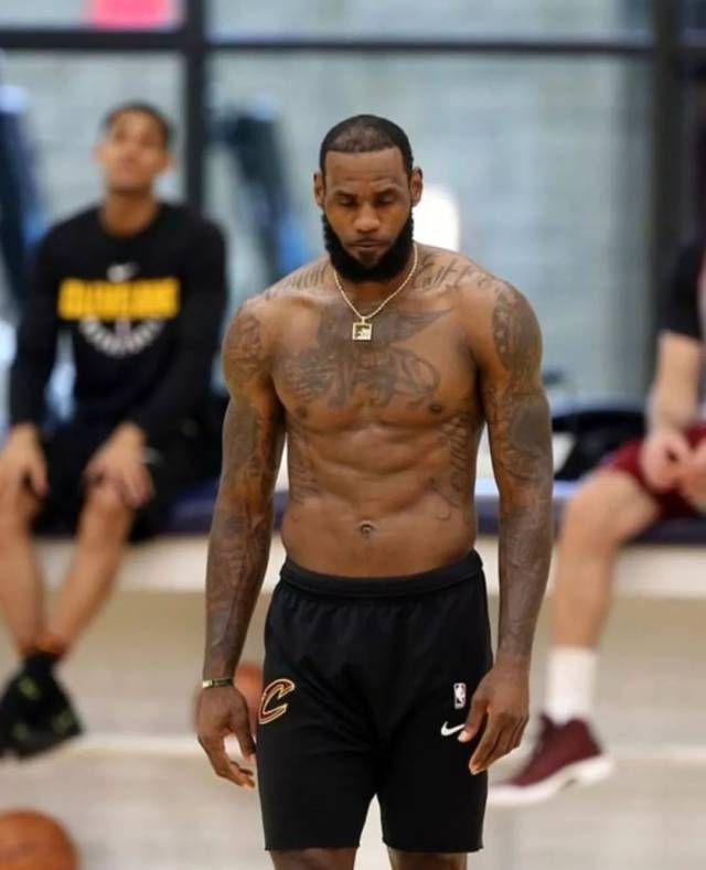 感动！邱贻可回看与莎莎点滴，慈父眼神，最有爱师徒，成就彼此（泪目！邱贻可回顾与莎莎点滴：慈父般目光，最暖师徒，互相成就）