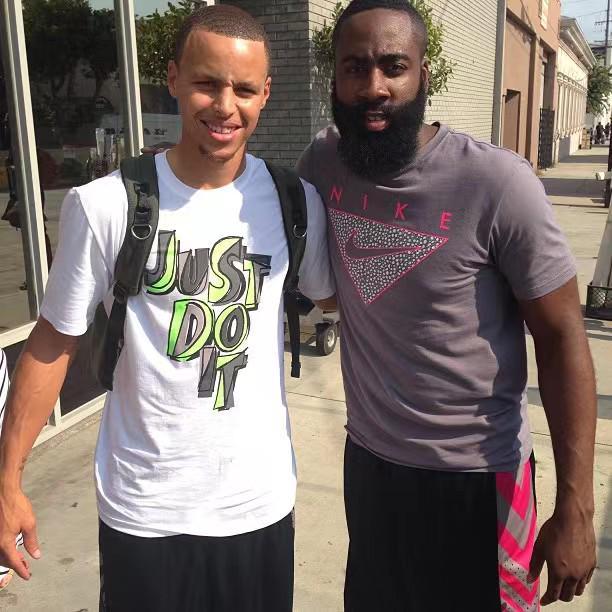 英超战报：利物浦2-1逆转热刺,（英超焦点战：利物浦2-1上演逆转击败热刺）