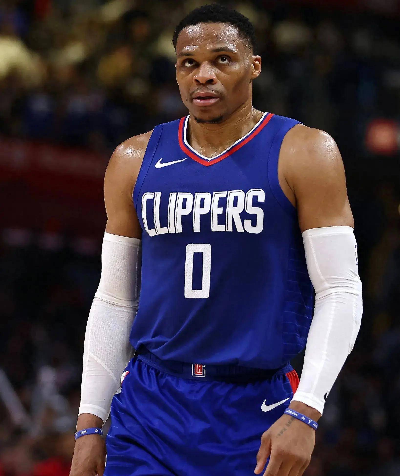 替补球员关键时刻助球队锁胜（替补球员末段发威锁定胜局）