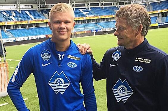 阿齐兹：太早丢球让局面困难，感谢远征球迷下雨还支持我们（阿齐兹：早失球使局势被动，感谢冒雨远征的球迷支持）