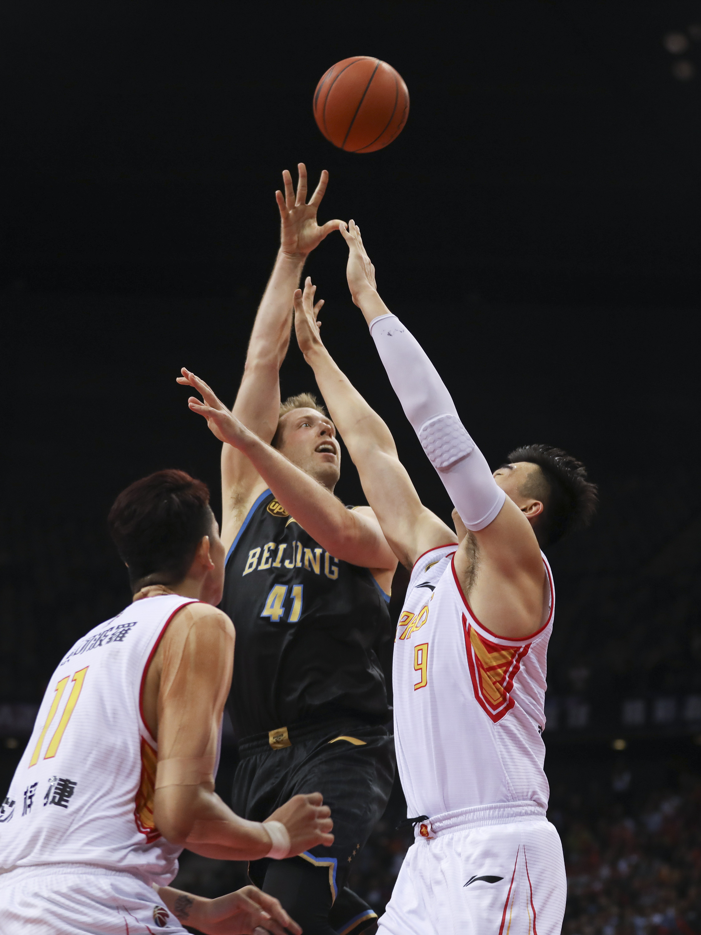 米体：维卡里奥已经决定重返意甲，但去国米可能有点困难（米体：维卡里奥铁心回归意甲，加盟国米面临不小阻碍）