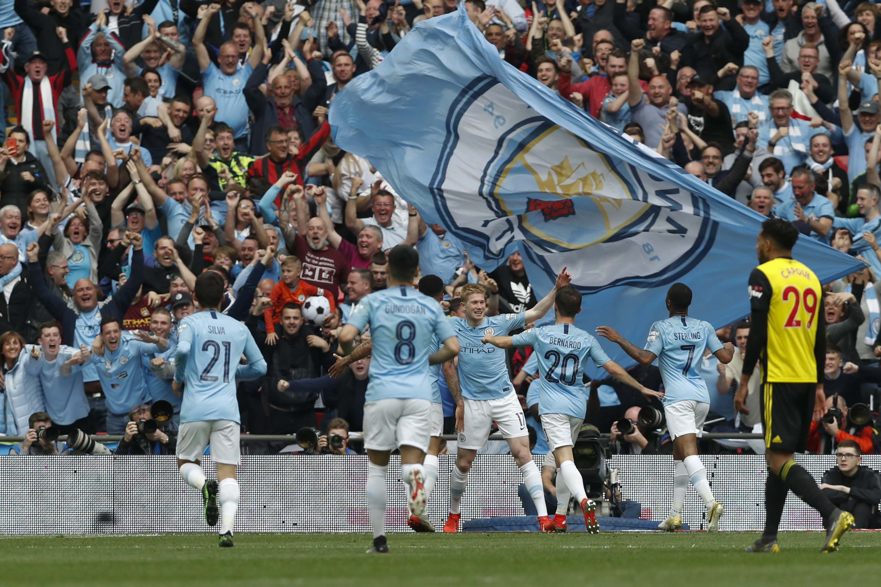 广东男篮在CBA俱乐部杯中以56-30大胜合肥狂风，发挥出色，攻防效率高，取得八强资格。（广东男篮56-30横扫合肥狂风，攻防俱佳晋级CBA俱乐部杯八强）