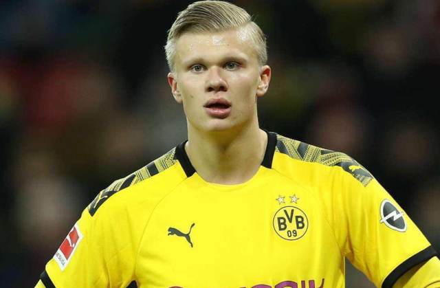 张家齐对陈芋汐的坚守满眼敬佩！她也挣扎过一段时间，挺心疼的（张家齐对陈芋汐的坚定守护令人敬佩，她也曾经历一段挣扎，叫人心疼）