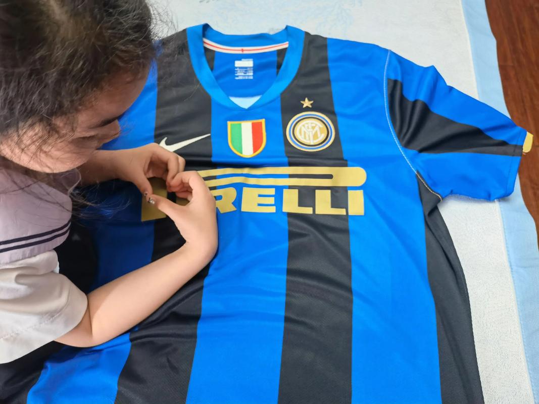 荷兰女国脚罗尔德公开谈论与女友恋情，两人曾因亲密照片受批评（荷兰女足国脚罗尔德公开谈与女友的感情，二人曾因亲密照遭到批评）